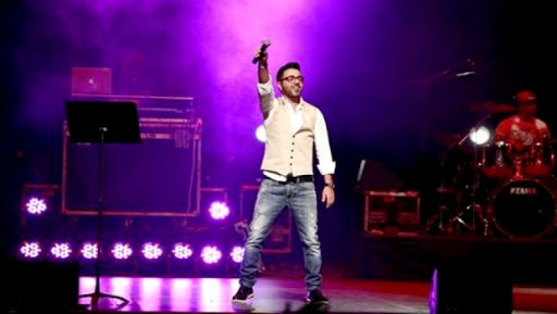 La pop star marocaine Ahmed Chawki ‘’allume’’ l’ambiance à la salle Ahmed Bey