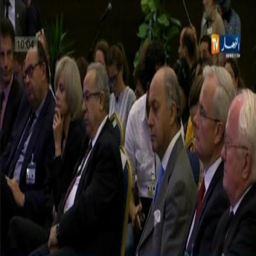 Laurent Fabius ne rate pas sa sieste à Alger (Vidéo)