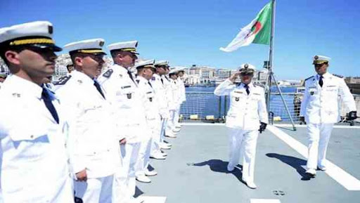 Le Commandant des Forces navales, Mohammed Lakmech, inspecte le navire école Soummam