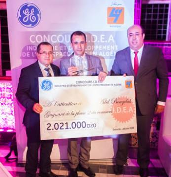 Le lauréat de la phase II du concours idea récompensé, Adel Bougdah a reçu un chèque de 2021.000 DA