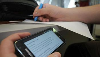 Micros kits mains libres,calculatrices intelligentes, miniaturisation des cours.. Les nouvelles techniques de la triche !