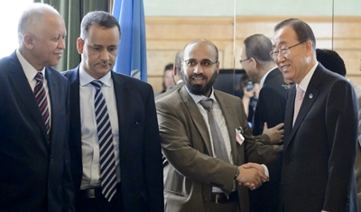 Poignée de main entre Ban Ki-moon et un membre d’Al-Qaïda