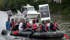 Strasbourg : un bateau de migrants devant le Parlement européen