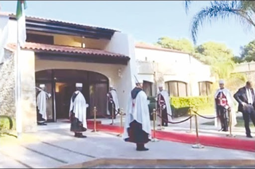 Agitation dans les coulisses du pouvoir, Les non-dits d’un incident