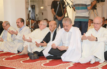 Aïd-El-Fitr : Bensalah, Ould Khelifa et Sellal accomplissent la prière d’Aïd-el-Fitr à la Grande mosquée d’Alger