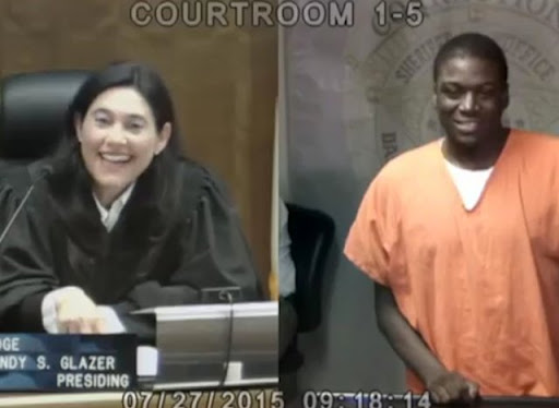 Après avoir reconnu un camarade de classe, une juge reconnaît un des voyageurs de sa dernière croisière