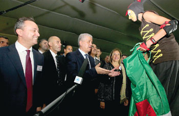 Complexe olympique Mohamed-Boudiaf : Sellal inaugure un village de loisirs et virtuel