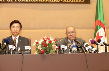 CONFÉRENCE DE PRESSE CONJOINTE YUN BYUNG-SE – LAMAMRA : « L’Algérie est le seul pays africain avec lequel la Corée du Sud a signé un accord de partenariat stratégique »