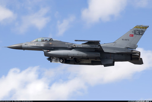 Des avions militaires turcs ont décollé pour de nouvelles frappes sur des objectifs de l’EI en Syrie