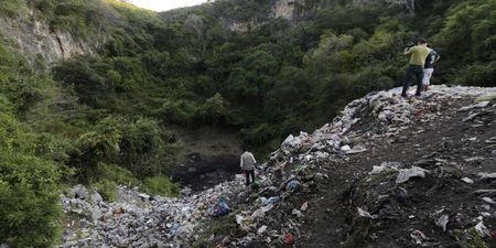 En recherchant les 43 étudiants disparus au Mexique, une centaine de cadavres déterrés