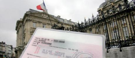 Titre de séjour à points: une autre piste pour réguler l’immigration en France