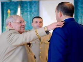 Gaïd Salah préside la cérémonie de remise de grades à des officiers supérieurs de l’ANP
