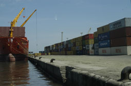 La balance commerciale s’enfonce au 1er semestre 2015