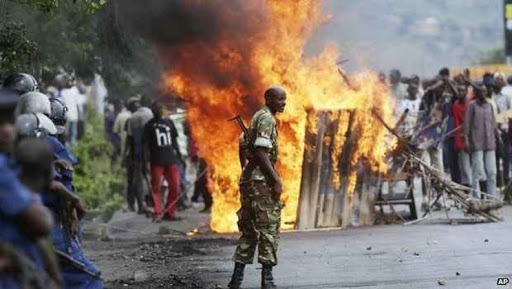 Le Burundi renoue avec la violence, la crise s&rsquo;aggrave malgré le report des élections