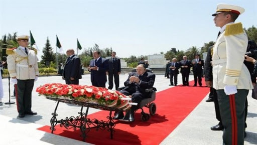 Le président Bouteflika se recueille à la mémoire des martyrs de la Révolution au cimetière d’El Alia