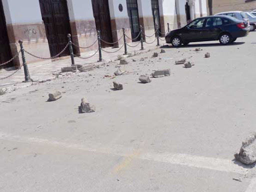 L’effondrement de blocs de béton à partir de l’auvent de la gare ferroviaire ignoré par la direction, Un danger guette les passants