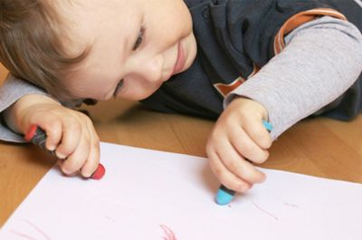 L’enfant gaucher: aussi habile que le droitier