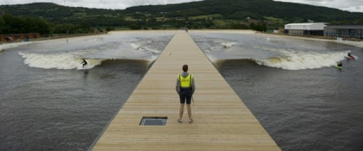 Surf: la plus longue vague artificielle du monde déferle au Pays de Galles