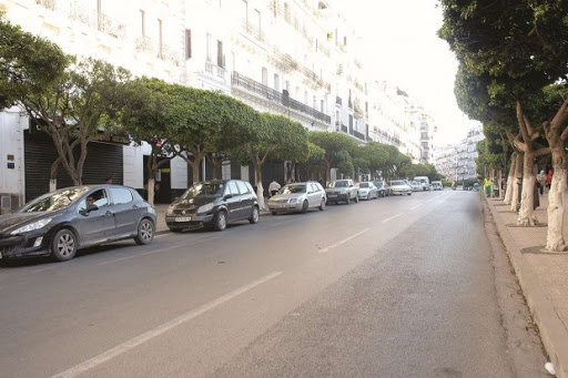 Alger, un vendredi matin,  Torpeur, bombance et prière