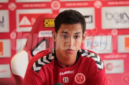 EN : Mandi joue dans l’axe