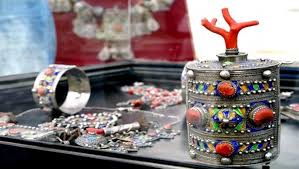 Le bijou traditionnel d’Ath Yenni (Tizi-Ouzou) séduit des représentants diplomatiques