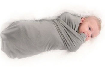 Les bienfaits de l’emmaillotage du nouveau-né : Une pratique de retour