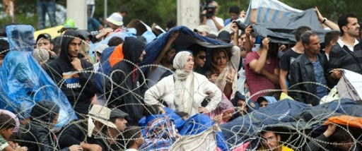 Les migrants affluent à la frontière gréco-macédonienne où le passage est filtré