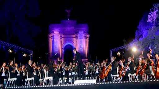 L’orchestre symphonique national offre une soirée féerique au pied du Monument aux morts