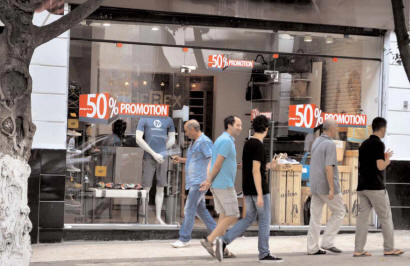 Malgré la fin réglementaire de la période Les soldes s’éternisent