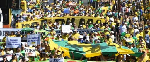 Manifestations de miliers btrésiliens ont manifesté contre Dilma Rousseff
