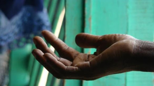 ORAN : Une vieille femme délestée de ses bijoux par un faux mendiant