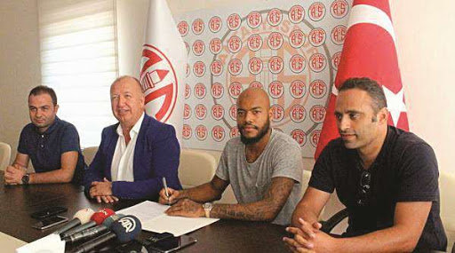 Sans club depuis qu’il a quitté Philadelphia Union (USA),  M’bolhi s’engage avec Antalyaspor pour 3 ans