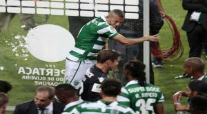 Slimani en colère contre un coéquipier qui l’a arrosé de champagne