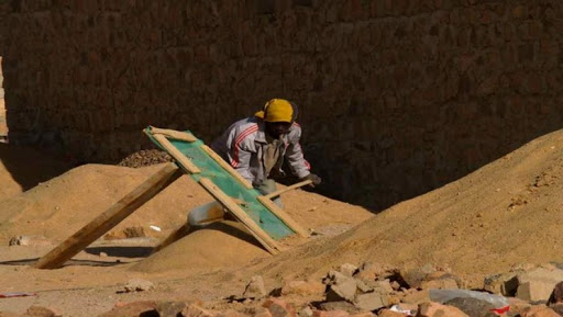 Tamanrasset : des femmes se spécialisent dans la collecte de graviers pour faire face aux contraintes de la vie