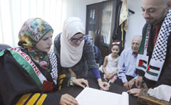 Territoires palestiniens : Mariés par une femme, une première