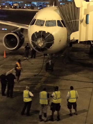 Un avion pris dans une tempête se pose d’urgence, le nez arraché et les vitres fissurées par la grêle (PHOTOS)