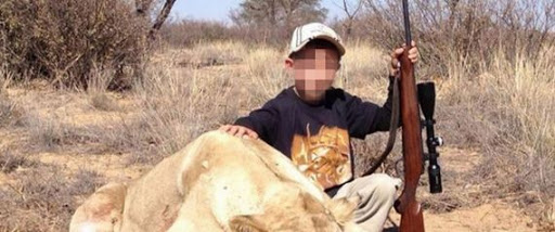 Un chasseur publie des photos de ses enfants, de 7 et 9 ans, qui ont tué « leur premier lion » (PHOTOS)