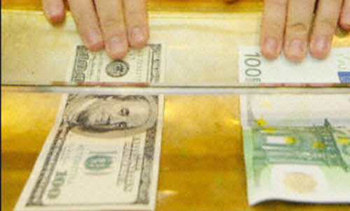 Une liasse de dinars pour une poignée de dollars !