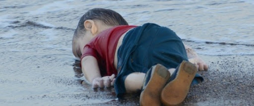 Enfant syrien noyé : « Quand je l’ai vu, je suis restée figée », témoigne la photographe turque