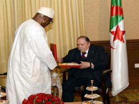 Le président Bouteflika décoré par son homologue malien de la plus haute distinction au Mali