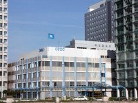 L’Opep envisage une discussion sur les prix avec les autres producteurs, Le baril termine le mois en légère hausse