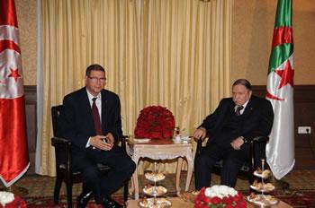 Alger assainit ses relations avec Paris et Tunis, la  guerre aux « couacs diplomatiques »