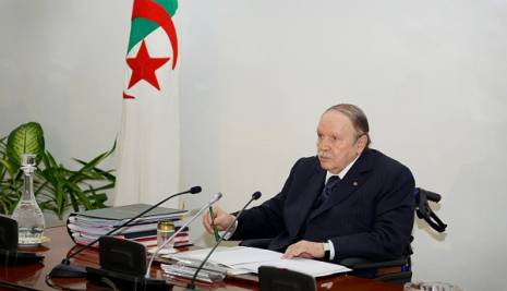 Bouteflika appelle les Algériens à garder leur sang-froid