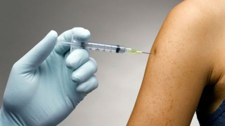Grippe : les moins de 65 ans doivent-ils se faire vacciner ?