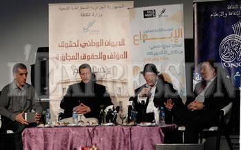 Il étaient présents au 2ème salon de la créativité ,  Aït Menguellet et Idir sur une scène à Alger