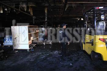 la serie de sinistres continue, Les travailleurs et les usines en feu