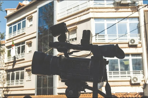 Le média, intermédiaire coupable