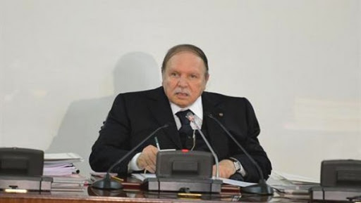 Le président Bouteflika signe un décret présidentiel portant ratification de la convention du travail maritime