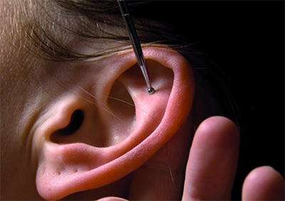 Masser ce point de l’oreille soulage du stress