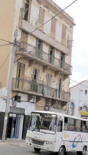 Place Gambetta Suspendu en l’air depuis trois ans et ne tenant que par des barres de fer, Un balcon de plusieurs tonnes menace la sécurité des passants